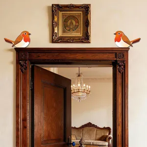 Adesivo angolare per uccelli in legno per decorare porte e finestre, dettaglio d'interni casa.