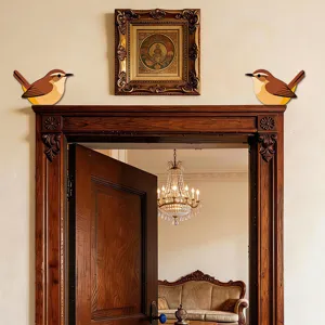 Adesivo per angolo porta uccello in legno, grazioso decoro murale per interni domestici.