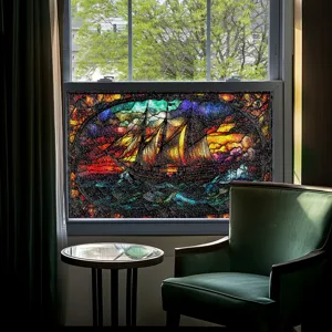 Detailansicht der Glasfolie mit Segelschiff Motiv für stilvolle Fensterdekoration.