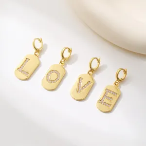 Pendentifs de bijoux DIY de lettres plaquées or avec zircons cubiques scintillants.
