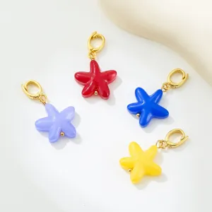 Ciondolo stella marina colorata con chiusura dorata per collane e bracciali artigianali.