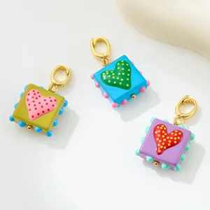 Ciondoli in vetro a cuore dopamina colorati con chiusure dorate per bracciali e collane fai da te.