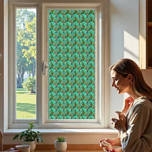 Gedetailleerd uitzicht van 3D reliëf glasfolie met groen bloemenpatroon voor interieurdecoratie.