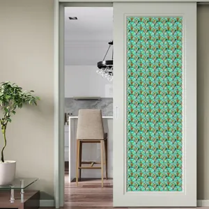 Decoratieve vensterglasfolie aangebracht op schuifdeur, 3D-geëmbosseerd patroonontwerp.
