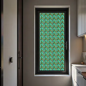 Gedetailleerd overzicht van geometrische raamfolie in modern interieur, elegante privacy.