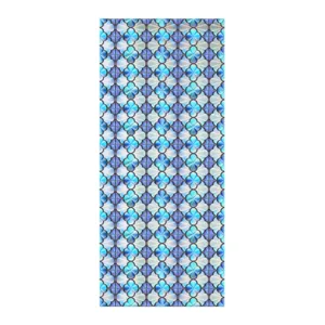 Close-up detailweergave van de blauwe 3D-gegoten geometrische raamfolie met bloemenpatroon.