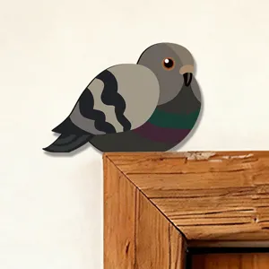 Vista dettaglio adesivo angolare porta in legno con piccione, grazioso decoro murale animale.