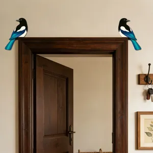 Dettaglio adesivo murale gazza in legno, decalcomania d'angolo decorativa per porta e casa.