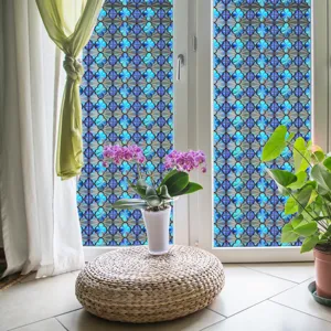 Decoratieve statische raamfolie met 3D reliëf blauw bloemenpatroon voor thuis privacy.