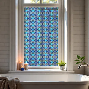 Gedetailleerd overzicht van 3D-gegoten blauwe bloemen statische raamfolie in badkamer.