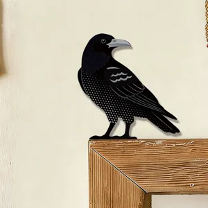 Stickers angolare per porta in legno con corvo nero e dettaglio decorativo da parete.