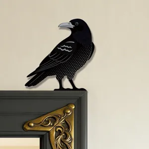 Primo piano dettagliato di un adesivo murale corvo in legno nero su cornice scura.