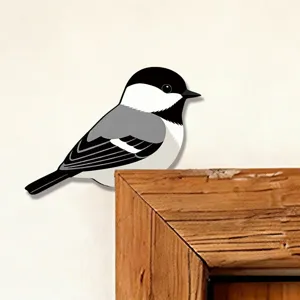 Adesivo d'angolo uccello in legno vista dettaglio, ideale per stipite e decorazione casa.