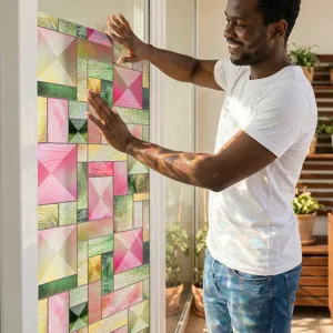 Gedetailleerd overzicht van kleurrijke geometrische raamfolie op de glazen deur.