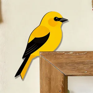 Dettaglio dell'adesivo da parete a forma di uccello in legno per la decorazione angolare.