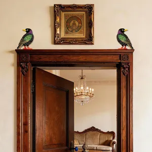 Dettaglio adesivo angolo porta uccello in legno mostra simpatico decoro murale su cornice antica.