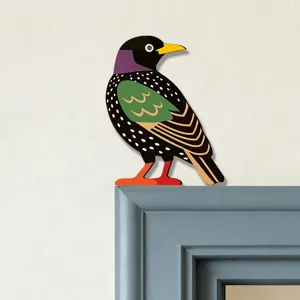 Vista dettagliata della decorazione d'angolo a uccello in legno con splendida lavorazione e arte.