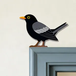 Adesivo angolare per porta uccello in legno, design merlo per casa, vista dettagliata.