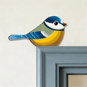 Dettaglio adesivo per angolo porta uccello cinciarella in legno, decorazione murale.