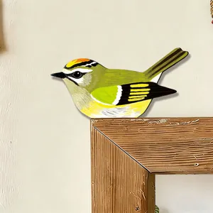 Dettaglio adesivo angolare uccello in legno, pittura squisita, ideale per decorazione.