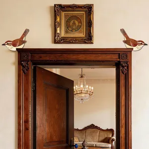 Vista dettagliata dell'adesivo in legno per angolo porta in una scena di arredamento.