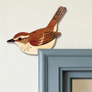 Dettaglio dell'uccello in legno che mostra il motivo dipinto e la texture da vicino.
