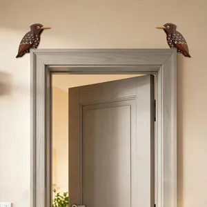 Vista dettagliata dell'adesivo angolare per porta con uccello in legno, ideale per la cornice.