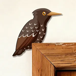 Vista di dettaglio adesivo angolare uccello in legno, decorazione murale animale per porta.
