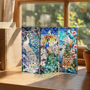 Vue détaillée du mini paravent pliant en acrylique transparent avec motif de paon en vitrail.