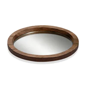 Gros plan détaillé du plateau bougeoir en bois avec une surface miroir claire et nette.