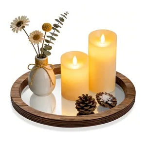 Vue de détail du plateau miroir en bois décoratif avec bougies LED, vase et pommes de pin.