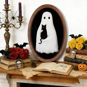 Detailansicht des vintage Halloween Geist Holzbilderrahmens mit gruseliger schwarzer Katze.