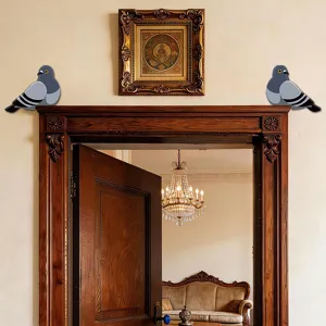 Simpatico adesivo d'angolo per porta in legno a forma di piccione per decorare.