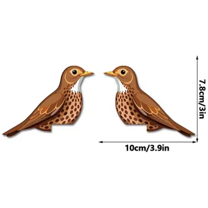 Dettaglio adesivo ad angolo da parete per uccelli in legno con design simmetrico.