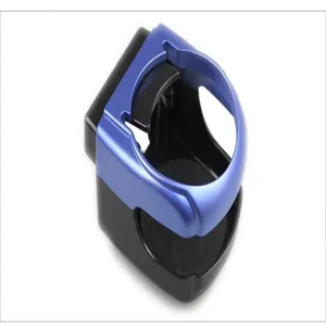 Dettaglio portabicchieri bocchetta auto, supporto pieghevole, accessorio in plastica nero e blu