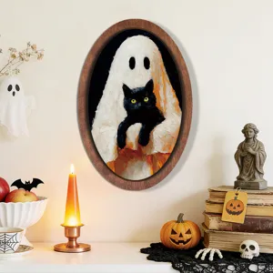 Vista dettagliata dell'arte da parete ovale in legno di Halloween con fantasma e gatto nero.