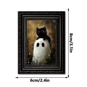 Gros plan sur l'aimant de réfrigérateur en bois de chat noir et fantôme pour Halloween.
