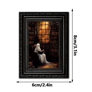 Vista detallada del imán de nevera de madera vintage con fantasma de Halloween leyendo un libro.