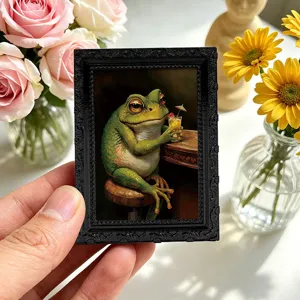 Miniatur retro Bilderrahmen Kühlschrankmagnet mit lustigem Frosch der Cocktail trinkt.