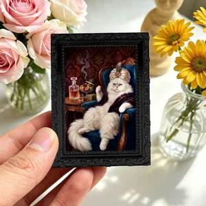 Nahaufnahme des Vintage-Katzenkühlschrankmagneten im schwarzen Rahmen mit feinen Details.