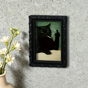 Detailansicht der schwarzen Katze im Vintage-Fotorahmen mit witzigem Raucher-Motiv Nahaufnahme.