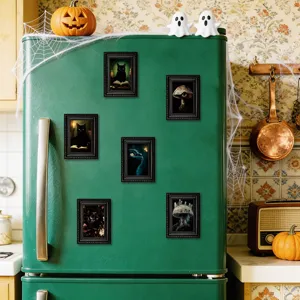 Detailaufnahme von Halloween schwarze Katze Pilz Holz Kühlschrankmagneten auf grünem Kühlschrank.