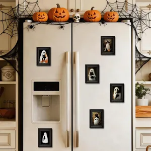 Vue de détail des autocollants magnétiques de réfrigérateur fantôme et chat noir d'Halloween.