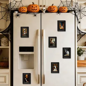Primer plano detallado de imanes de nevera de fantasma de madera retro para Halloween.
