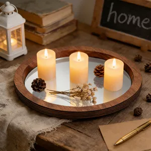 Détail de plateau miroir en bois avec disposition de bougies, style déco rustique.