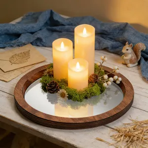 Plateau à bougies en bois miroir avec bougies LED, mousse et décoration de table rustique.