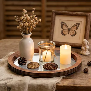 Vue détaillée du plateau à bougies en bois et miroir, mettant en valeur son design chaleureux.