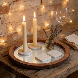 Détail du plateau miroir en bois avec cadre élégant, surface en verre et bougeoirs décoratifs.