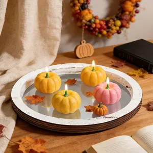 Ensemble de bougies parfumées citrouille d'automne avec plateau miroir en bois pour déco.