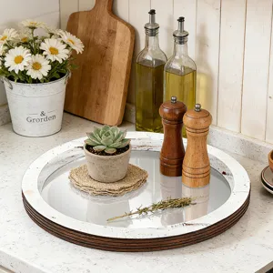 Vue détaillée d'un plateau miroir en bois rustique rond avec succulente et déco cuisine.